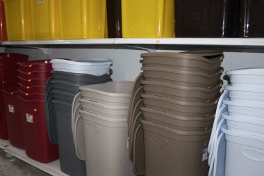 Ev eşyalarıyla dolu bir koridor, nalbur dükkanında plastik eşyalar. Yılda bir milyondan fazla ziyaretçisi olan büyük bir ev geliştirme mağazası. Teslimat konsepti.