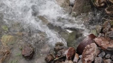 Kirli Atık Su emisyonları Borudan Nehre, oradan da Okyanusa. Fabrikadan kirlilik, Endüstriyel Su borulardan geliyor. Çöp Nehir Suyuna Dökülüyor. 