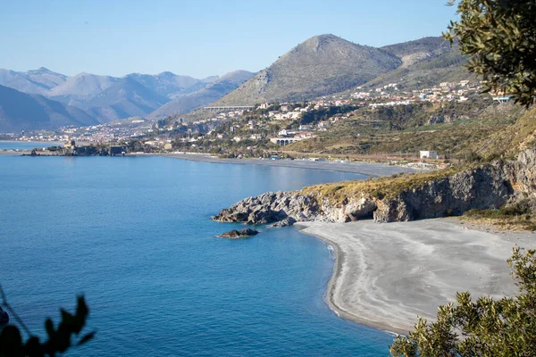 位于卡拉布里亚的意大利海岸上的全景山景和海景 还有舒适的海滩和蓝色的海 这个海岸是欧洲受欢迎的旅游和休闲目的地 — 图库照片