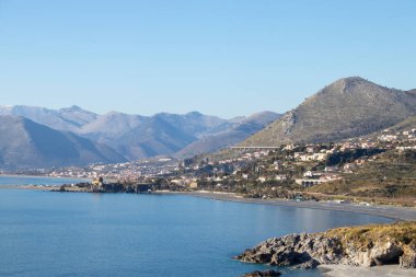 İtalya, Calabria 'da kayalar ve deniz. Panoramik Kuş Gözü Dünyalı Denizi. Blue Sky ve Parlak Mavi Deniz 'in HD Panoraması. Tropik Cennet, Panoramik Manzara. İtalyan Doğası.