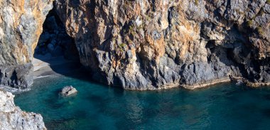 Sessiz Mavi Deniz ve Rocky Yarımadası. Blue Sunny Sky, Sea and Underwater Sandy Rocky Sea View. Şeffaf Mentollü Yatay Deniz Burnu. Yeryüzündeki cennet.
