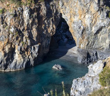 Sessiz Mavi Deniz ve Rocky Yarımadası. Blue Sunny Sky, Sea and Underwater Sandy Rocky Sea View. Şeffaf Mentollü Yatay Deniz Burnu. Yeryüzündeki cennet.