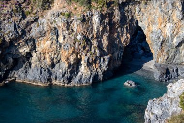 Sessiz Mavi Deniz ve Rocky Yarımadası. Blue Sunny Sky, Sea and Underwater Sandy Rocky Sea View. Şeffaf Mentollü Yatay Deniz Burnu. Yeryüzündeki cennet.
