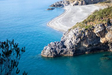 Tropik Cennet Sahili. Tropik Cennet Sahili 'nde güneş. Turkuaz suyu ve tropik palmiyeleri olan Cennet Plajı. İtalya 'da yaz tatilleri.