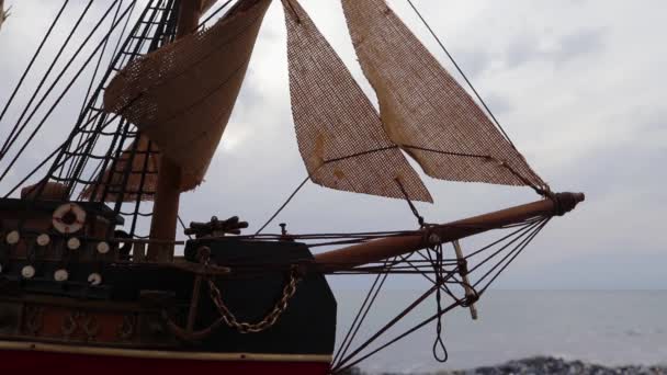 Segelbåt Bakgrunden Havet Fantastisk Utsikt Över Blå Vågorna Havet Vind — Stockvideo