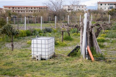 Arazinin Sulaması İçin Büyük Su Tankı. Seralar ile Yaz Alanında Çalışmalar. Çiçekler, Ağaçlar ve Bitkiler Seralarda veya Tropikal Ev 'de. Hasat ve Refah kavramı.