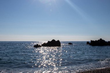 Okyanus Dalgaları Kayalara Çarpar. İtalya, Güzel Doğal Manzara. Kayaların Arasındaki Kum ve Taş Sahili. Calabria, Scalea 'nın güzel kasabasında bir sahil. Yaz Manzarası.