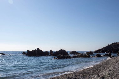 Okyanus Dalgaları Kayalara Çarpar. İtalya, Güzel Doğal Manzara. Kayaların Arasındaki Kum ve Taş Sahili. Calabria, Scalea 'nın güzel kasabasında bir sahil. Yaz Manzarası.