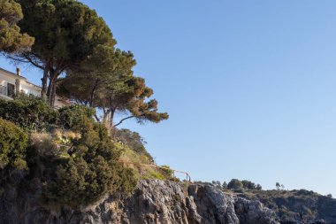 İtalya 'nın güneyi, Calabria. Arka planda Parlak Mavi Gökyüzü olan Scalea Plajı 'ndaki Rock Villa. Avrupa 'da ziyaret etmek için harika bir yer. Manzaralı güzel Calabria Sürprizleri. Doğa ve Seyahat Konsepti.