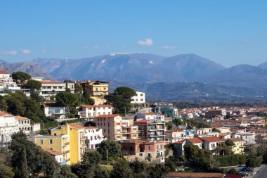 İtalya 'nın güneyi, Calabria. Scalea Sahili 'ndeki renkli kulübeler. Parlak mavi gökyüzü ve arka planda güzel dağlar. Avrupa 'da ziyaret etmek için harika bir yer. Manzaralı güzel Calabria Sürprizleri. Doğa ve Seyahat Konsepti.
