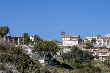 İtalya 'nın güneyi, Calabria. Arka planda Parlak Mavi Gökyüzü olan Scalea Sahili 'ndeki renkli kulübeler. Avrupa 'da ziyaret etmek için harika bir yer. Manzaralı güzel Calabria Sürprizleri. Doğa ve Seyahat Konsepti.