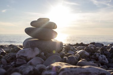 Kumsalda çakıl taşı. Beyaz üzerine çakıl taşı yığını. 