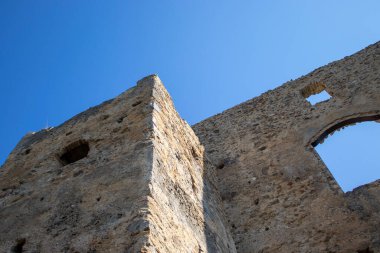 Mavi Gök 'ün Arkasındaki Eski Kale' nin kalıntıları. Yüksek kalite fotoğraf. Yeşil Sebzeli Harabelerin Manzarası. Tepe Kalesi Harabeleri, Güneşli bir yaz gününde Eski Bina.