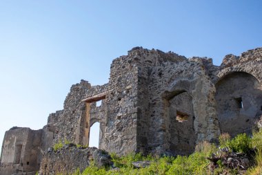 Ortaçağ Harap Kalesi. Dağlardaki Calabria 'daki Antik Kale' nin duvarları. Güneşli bir yaz gününde antik tarihi olan eski duvarlar. Turizm konsepti.