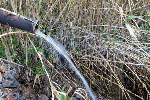 Utsläpp Smutsigt Avloppsvatten Från Ett Rör Som Går Först Floden — Stockfoto
