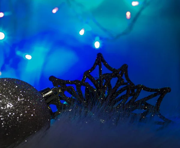 Mavi Arkaplanda Kar Tanesi Altın Balo Noel Süslemesi Mutlu Yıllar — Stok fotoğraf
