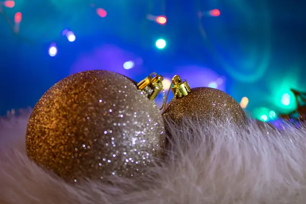 성탄절 라이트 Gold Balls Christmas Ornament Turquoise Blue Background 인터넷 — 스톡 사진