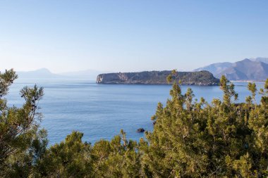 Tiren Denizi 'ndeki adanın manzaralı Geniş Deniz Manzarası. İtalya, Güzel Doğal Manzara. Yaz Manzarası.