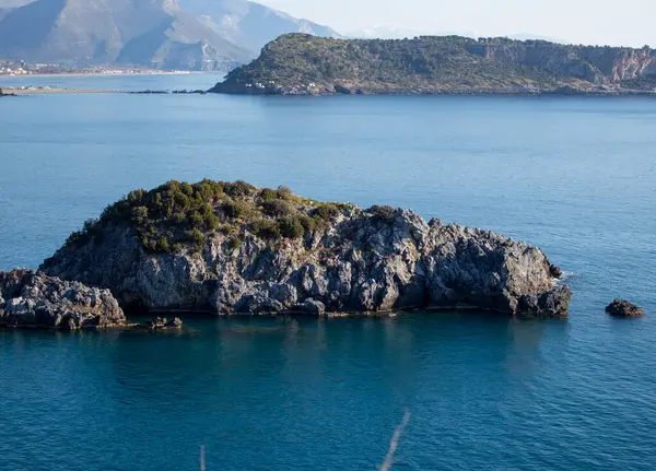 Mar Azul Silencioso Isla Rocosa Blue Sunny Sky Island Ocean — Foto de Stock
