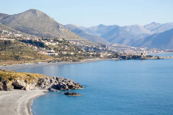 位于卡拉布里亚的意大利海岸上的全景山景和海景 还有舒适的海滩和蓝色的海 这个海岸是欧洲受欢迎的旅游和休闲目的地 — 图库照片