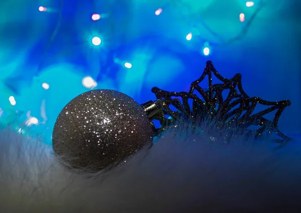 Mavi Arkaplanda Kar Tanesi Altın Balo Noel Süslemesi Mutlu Noeller — Stok fotoğraf
