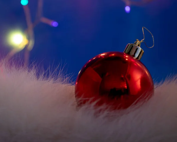 Kırmızı Top Noel Süslemesi Mavi Arkaplanda Noel Ampulleri Mutlu Noeller — Stok fotoğraf