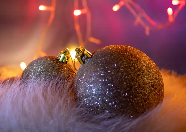 Noel Ampulleri Turkuazda Altın Balo Noel Süsü Pembe Arka Plan — Stok fotoğraf