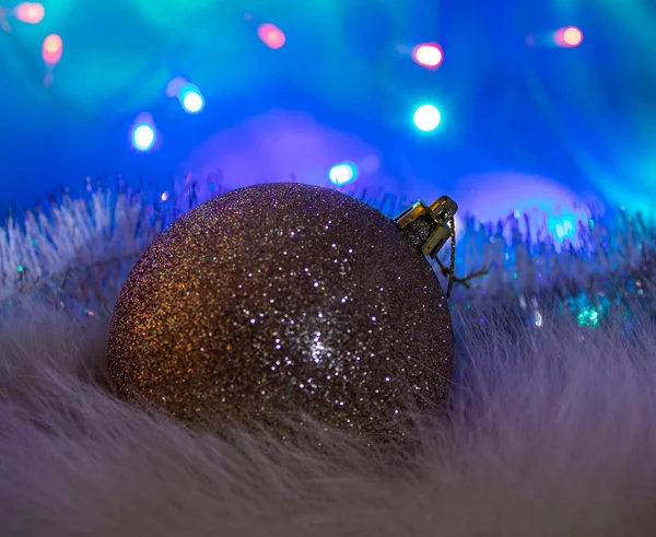 Noel Ampulü Turkuaz Arkaplanda Altın Balo Noel Süsü Mutlu Noeller — Stok fotoğraf