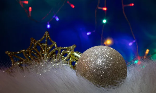성탄절 라이트 Golden Ball Christmas Ornament Turquoise Blue Background 크리스마스 — 스톡 사진