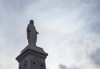 Marcheline, İtalya. 04/03/2022. Lourdes leydimizin heykeli. Meryem Anıtı.