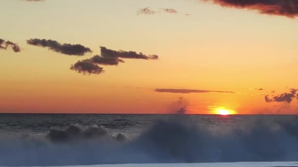 Захватывающий Желто Оранжевый Закат Над Океаном Волны Разбивающиеся Берег Удивительная — стоковое видео