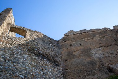 Mavi Gök 'ün Arkasındaki Eski Kale' nin kalıntıları. Tepedeki Kale Harabeleri, Eski Bina. Eski Kale 'nin Harabelerinin Fotoğrafı.