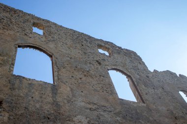 Mavi Gök 'ün Arkasındaki Eski Kale' nin kalıntıları. Tepedeki Kale Harabeleri, Eski Bina. Eski Kale 'nin Harabelerinin Fotoğrafı.