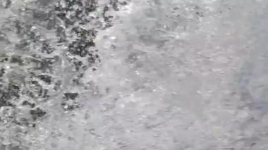 Sahilden Güzel Mavi Deniz manzarası. Güzel Deniz Dalgaları. İnanılmaz Deniz, Deniz Burnu. Suyun dokusu. Fantastik Doğal Elementler ve Hareketler. Doğanın Nefesi.