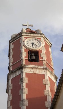 Güzel Antik Saat Kulesi ve Gökyüzüne Karşı Haç. Blue Sky, Calabria, İtalya 'da Tepesinde Haç bulunan Güzel Tarihi Kilise Kulesi Düşük Açı Görünümü.