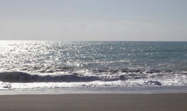 Mavi Deniz Suyu. Güzel Mavi Deniz Arkaplanı. Dalgalı Mavi Deniz ve Açık Mavi Gökyüzü.