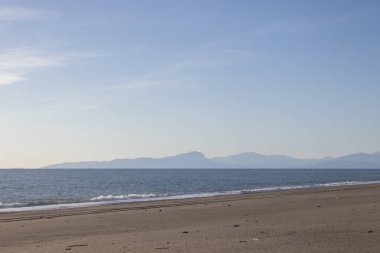 Mavi Deniz Suyu. Güzel Mavi Deniz Arkaplanı. Dalgalı Mavi Deniz ve Açık Mavi Gökyüzü.