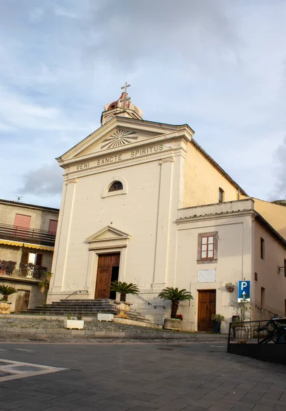 Cennete Karşı Kilise. Blue Sky, Calabria, İtalya 'da Üstte Haç Olan Güzel Tarihi Kilisenin Düşük Açı Görünümü.