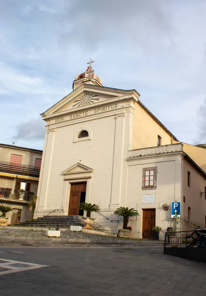 天国に反対する教会 低い角度青い空の上に十字架と美しい歴史的教会の眺め カラブリア州 イタリア — ストック写真
