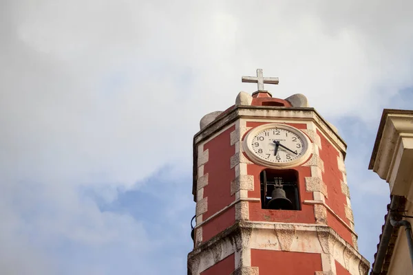 Hermosa Torre Del Reloj Antiguo Cruz Contra Cielo Vista Ángulo —  Fotos de Stock
