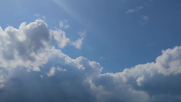 Güneşle Bulutların Üzerinde Uçuyor Mavi Gökyüzünde Beyaz Bulutlar Güzel Evrensel — Stok video
