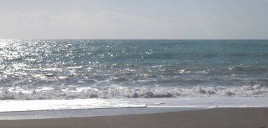 Mavi Deniz Suyu. Güzel Mavi Deniz Arkaplanı. Dalgalı Mavi Deniz ve Açık Mavi Gökyüzü.