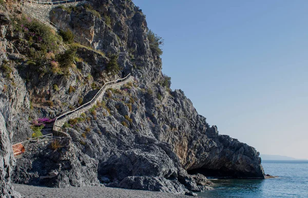 Antigua Escalera Piedra Una Roca Orilla Del Hermoso Mar Tirreno — Foto de Stock