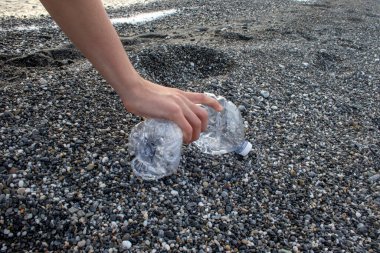 Plajda Temizlik Yapan Plastik Şişe Toplayan Genç Adam 'ın Eli, Gönüllü Kavram. Plajda Plastik Su Şişesi.