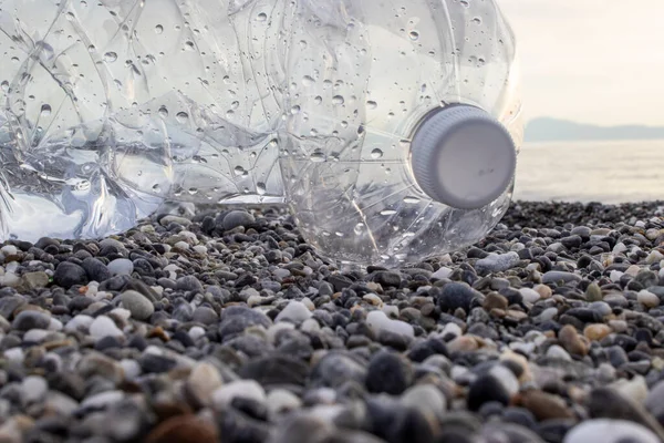 Plastikowa Butelka Wody Plaży Koncepcja Wolontariusza Zanieczyszczenie Środowiska Problem Ekologiczny — Zdjęcie stockowe