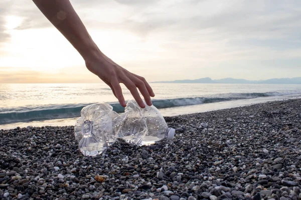 Plajdaki plastik su şişesi. Gönüllü Kavram. Çevre kirliliği. Ekolojik bir sorun. Çevre kirliliği.