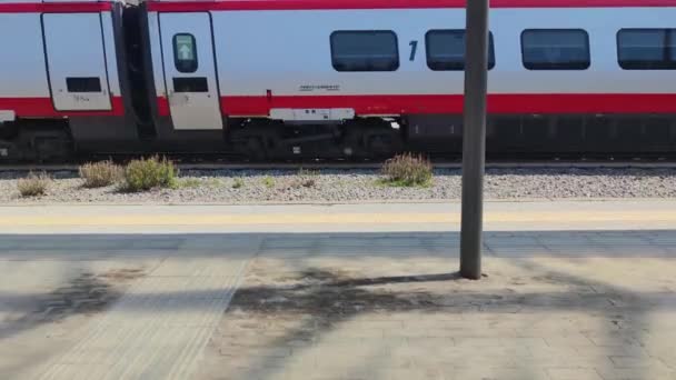 Comboio Anda Nos Rails Trem Viaja Pela Station Calábria New — Vídeo de Stock