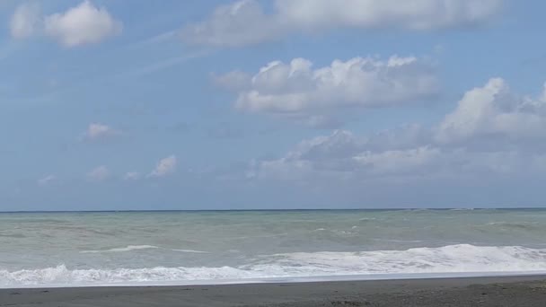 ビーチで美しい海の波 美しい晴れた日の海の波ビーチサンドを渡ります シースケープのストック映像 青い波の表面 コピースペースと美しい背景 — ストック動画