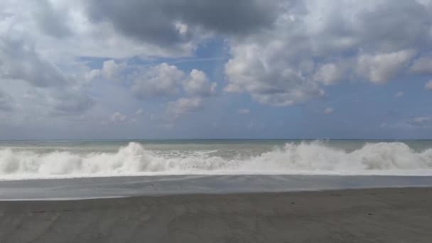 海滩上美丽的海浪 美丽的太阳日海浪横渡海滩沙滩 海景股票的形象 蓝色的水面 美丽的背景 有复制空间 — 图库视频影像