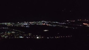 Hava manzaralı, gece şehir manzaralı gece gökyüzü. İtalya 'nın Calabria kentindeki dağlarda doğal yaz gecesi manzarası. Şehir ışıklarına karşı güzel gece manzarası.